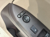 狭い駐車場で便利な電動格納ドアミラーが付いています。