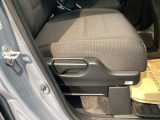【シートレバー】手動のレバーを使って、背もたれの角度を変えることができます。