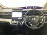 車内は光触媒抗菌消臭施工済です。スタイリッシュなデザインでスポーティなインパネ周りを演出します。グローブボックスやカップホルダーのほかにトレーなどたくさんの収納スペースが付いています。