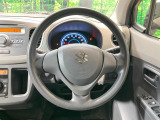 インテリアに合わせたデザインのステアリングは、運転される方のことも考え、運転しやすい形状、大きさです。是非一度、実際に触ってお確かめください。