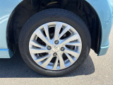 【純正ホイール】純正設計ならではの美しいデザインと精密な仕上げで、車両全体のスタイリングを引き立てます。