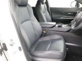 高いホールド性で運転姿勢が安定します。長距離ドライブでも疲れにくいのが魅力です。快適なドライビングライフをお送りください♪