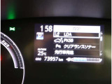 レーンディパーチャーアラートとは車線または走路からの逸脱の可能性を警告すると共に、車線または走路からの逸脱を避けるためのハンドル操作の一部を支援する機能です。詳細は販売店スタッフまでおたずねください。