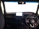 【前方視界】開放的な前方視界!運転がしやすく疲れにくいです♪窓が大きく、見通しがとっても良いおクルマですよ♪