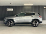 台形ホイールアーチはJeep伝統のデザインです。採用している理由は諸説ありますが、オフロードを走行する際にタイヤとボディが干渉しあわないよう配慮した作りにするためとなります。