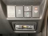 Hondaセンシング用の、VSA(ABS+TCS+横滑り抑制)解除と路外逸脱抑制機能などのオンオフスイッチはハンドルの右側に装備。その下にETCがついています。高速道路の料金所の通過も楽々です。