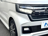 【LEDヘッドライト】悪天候や夜間走行時も良好な視界を確保し安心して運転できる高輝度LEDヘッドライトを装備!点灯速度が早く、消費電力も抑えられています。