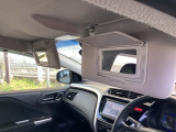 サンバイザーには、身だしなみを整える際に便利なバニティミラーが付いています。