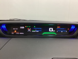 中央にデジタル表示のスピードメーターを配したハイブリット専用メーターになっています。左側のインフォメーション画面で燃費などの情報を確認できます。