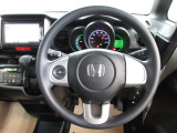 運転が楽しくなる明るく開放的な運転席まわりです。