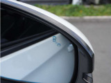 【ブラインドスポットインフォメーション】車線変更時などに見えにくい位置にいる車を検知します。安心して運転できます。