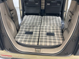 後席背もたれを倒せばちょっと大きめの荷物や長いものを積みたい時に便利です。