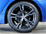 【BMWアロイホイル】軽量かつ強度に拘ったアロイホイル。走行性能ポテンシャルを引き出す設計。車の足元を引き締めてくれる大きなポイントはアロイホイルです。
