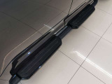 【フィックスドサイドステップ OP価格250,250円】マスト装備といっても過言ではないサイドステップ。車高が高いお車だからこそ女性の方でも乗り降りがしやすい仕様に!