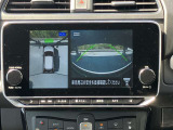 アラウンドビューモニターは4方のカメラで真上から車を見たようにモニターで確認ができる日産の自慢の装備です。前後センサーにより移動物検知、障害物検知をして画面に表示。是非実際の車で体感してみてください。