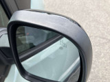 ブラインドスポットモニター付きですので死角に車両がいるとオレンジに光って知らせてくれます。