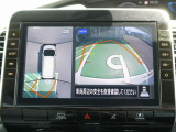 自車を真上から見下ろすように映し出すので周囲の状況が分かるアラウンドビューモニター搭載。フロントカメラとしても使用できます。車庫入れなど苦手な人の頼りになる助っ人です。
