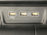 エアコン操作パネルの下に、スマートフォンなどの充電可能なUSB端子が2個、音源などの外部入力の可能なUSB端子が1個ついています。移動中に充電もできるので便利です。