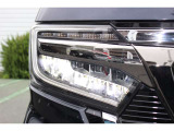 9灯式フルLEDヘッドライトで夜間走行の視認性も高く、先行車や対向車を検知し、安全性と安心感を向上させています。
