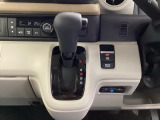 操作しやすいインパネシフトに加え、電子パーキングブレーキを採用。足元まわりがすっきりしており、前席の移動や乗り降りもしやすいレイアウトです。