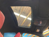【サンルーフ】開放感たっぷりの希少装備、サンルーフが装着されています!車内に明かりを取り入れたり景色を楽しむ以外にも、車内の空気も簡単に換気できて快適です!