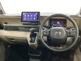 車内は光触媒抗菌消臭施工済です。インパネ周りはスタイリッシュなデザインで機能や装備も充実しています。グローブボックスやカップホルダーのほかにトレーなどたくさんの収納スペースが付いています。