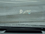 カラーヘッドアップディスプレイ付き。少ない視線移動で情報を確認できるので、運転の疲労軽減に繋がりますよ♪