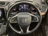 ハンドルにHondaセンシング系のクルーズコントロールやレーンキープアシストなどのスイッチと、オーディオの操作スイッチが装備されています。ハンドルから手を離さず安全に操作できます。
