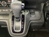 CVT車のセレクトレバーです。低速から高速まで、変速ショックのないスムーズな走りと、エンジン効率のよい領域を維持して燃費にも貢献します。サイドブレーキはスイッチ操作の電子制御パーキングブレーキです。