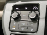 【オートエアコン】一度お好みの温度に設定すれば、車内の温度を検知し風量や温度を自動で調整。暑い&hellip;寒い&hellip;と何度もスイッチ操作をする必要はありません。快適な車内空間には必須の機能ですね♪