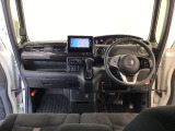 【前方視界】開放的な前方視界!運転がしやすく疲れにくいです♪窓が大きく、見通しがとっても良いおクルマですよ♪