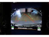 バックカメラ装備。運転席からは死角になる場所をカメラが補完しますので安全です。また、ガイド線が曲がる方向に動くタイプなので、初めての駐車場に止めるときや縦列駐車などの時に便利です。