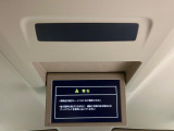 【フリップダウンモニター】大画面モニターで後席でもエンタメをお楽しみいただけます。小さなお子様にも大人気の装備です♪