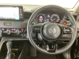 【ハンドル】運転にかかわる様々な操作を安全に行えるように視点移動が少なく操作性に配慮されたスイッチ類が凝縮されたコックピットです。