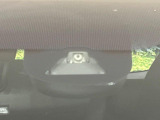【ホンダセンシング】走行中に前方の車両等を認識し、衝突しそうな時は警報とブレーキで衝突回避と被害軽減をアシスト。より安全にドライブをお楽しみいただけます。