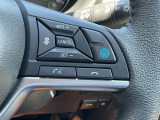 【プロパイロット】高速道路のロングドライブをアシスト。アクセル・ブレーキを制御し前方車との車間距離を保ち、ハンドル操作を制御アシストし走行車線を維持します。