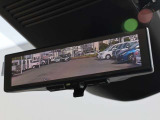 車両後方を映し出します・スマートルームミラー装備です。
