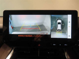 バック時の運転をサポートするバックガイドモニター&パノラミックビューモニター付き