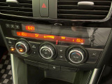 【左右独立型フルオートエアコン】運転席と助手席でそれぞれお好みの温度に設定可能。同乗者にも配慮した、快適な空調をお届け致します。