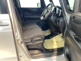 ベンチシートは、運転席と助手席の移動もスムーズ! 狭い駐車場での乗り降りや、お子様の乗り降りにも便利です。