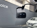 日産オリジナル前後ドライブレコーダーです。後方撮影もできるのであおり運転や追突事故への対策になります。設定・画像の再生などをスマートフォンのアプリから簡単に操作が行えます。