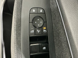 狭い駐車場で便利な電動格納ドアミラーが付いています。