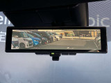 夜間や天候、荷物の積載や人の乗車で見ずらい後方の視界がクリアになるスマートルームミラー