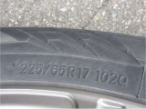 タイヤサイズは、225/60R17です。