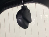 後方にもドライブレコーダーのカメラが付いています。前後両方でお車の周りを監視・記録いたします。
