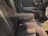 【アームレストコンソール】すぐに取り出せる便利なスペース。スマート収納ですっきり快適な車内に。