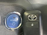 【スマートキー】カバンやポケットに入れたままでもドアの施錠・解錠が可能なスマートキーを装備。エンジンのオン・オフ時もカギを取り出す必要が無いからとっても便利です♪