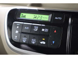 フルオートエアコンが装備されています!お好みの温度設定をするだけでエアコンの風量やモードの切り替えを自動でコントロールしてくれます!ユーザーの操作が少なく燃費走行にもつながります!