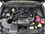 スバルと言えば水平対向エンジン。車体の低い位置に搭載されているため、衝突時にはエンジンルーム下部に潜り込み、室内の乗員の安全性向上に寄与します。