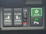 両側電動スライドドアです。リモコンや運転席スイッチ、ドアハンドルの操作で自動開閉。お子さまを抱きかかえている時や荷物の多い時などに便利です。